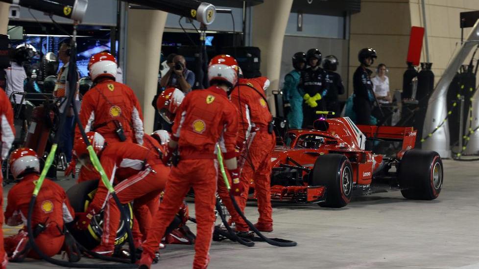 Raikkonen si ritira, meccanico investito: frattura tibia e perone