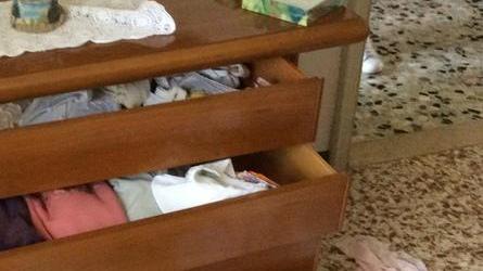 Esce a fare la spesa di mattina e i ladri le devastano casa