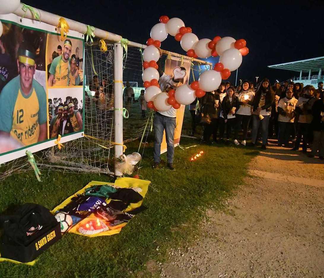 Morto sotto il treno: fiaccole e palloncini nel ricordo di Nicola 