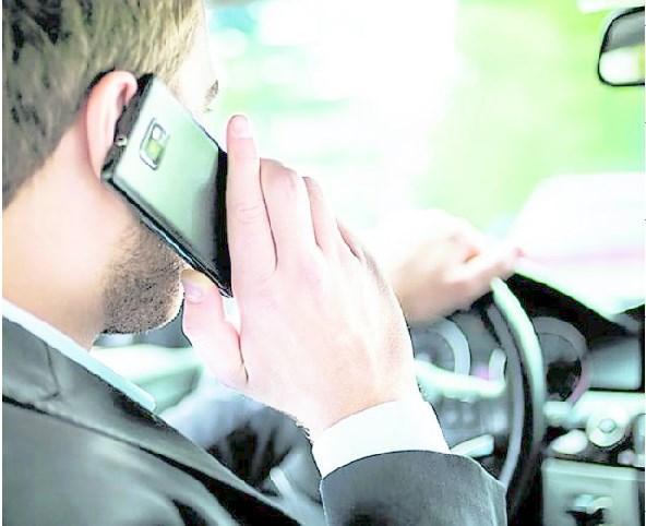 Modena. Guida col cellulare in mano multa anche se non si parla 