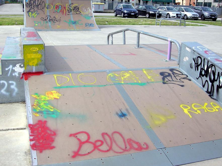 Scritte, insulti e svastiche allo skate park 