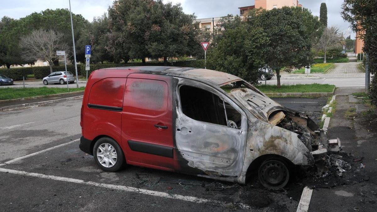Il furgone bruciato in via Vienna a Follonica (foto Giorgio)