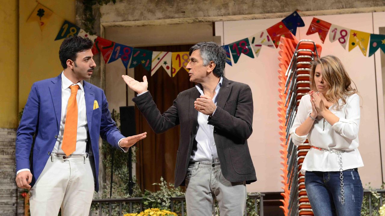Una scena della commedia "Una festa esagerata"