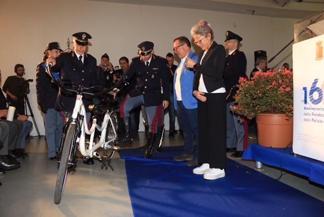 La polizia stradale riconsegna il tandem ai genitori del bimbo autistico (foto Sproviero-Batavia)