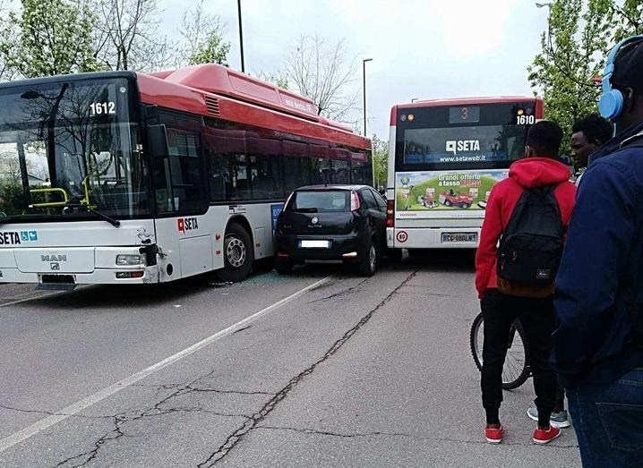 Reggio Emilia, tenta il sorpasso e resta incastrato fra due autobus