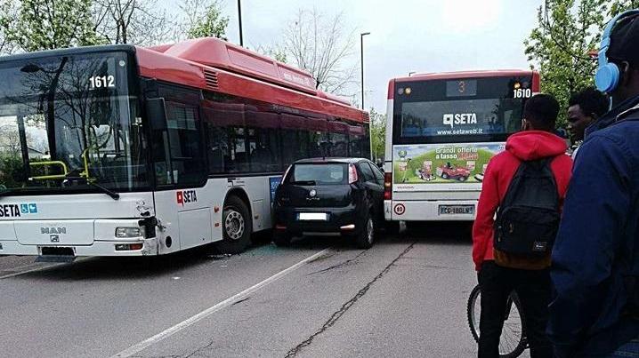 Reggio Emilia, tenta il sorpasso e resta incastrato fra due autobus