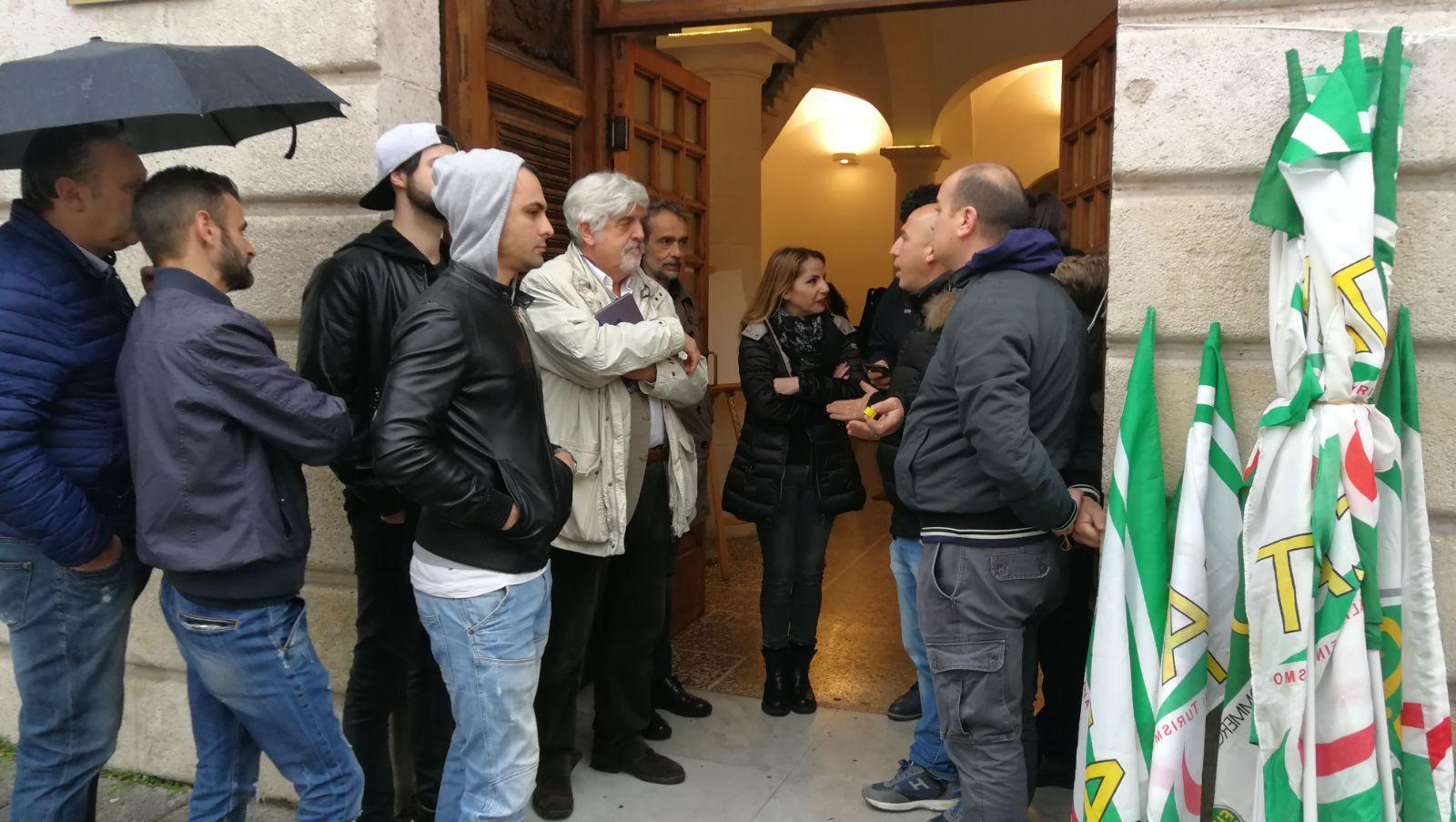 Sassari, senza stipendio: lavoratori Secur in piazza 
