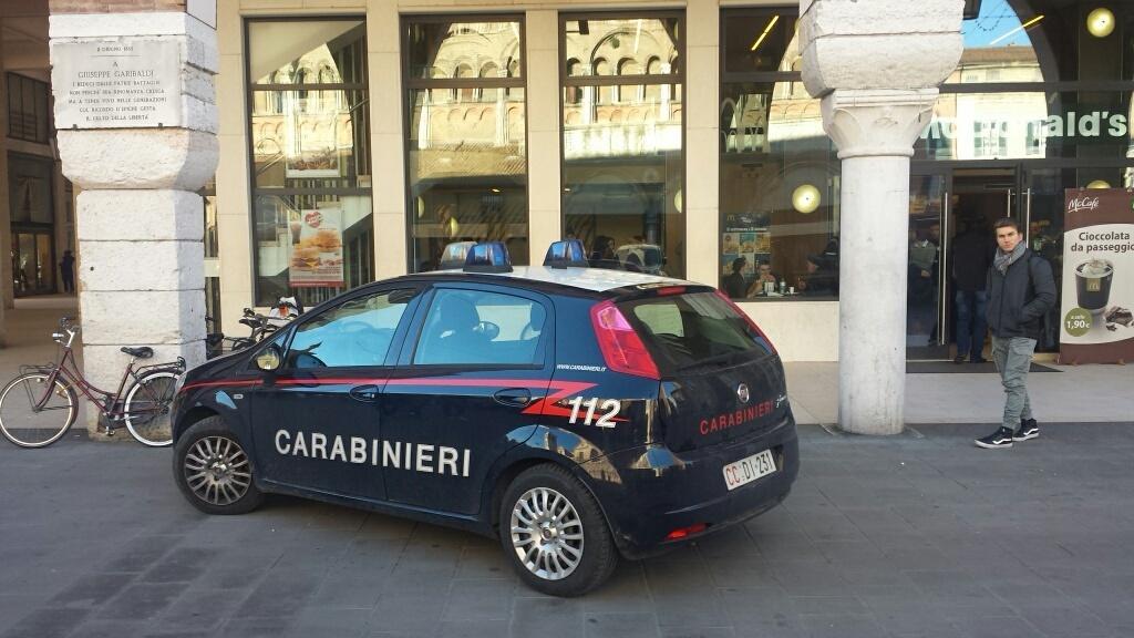 Carabinieri davanti al Mc Donald's a Ferrara