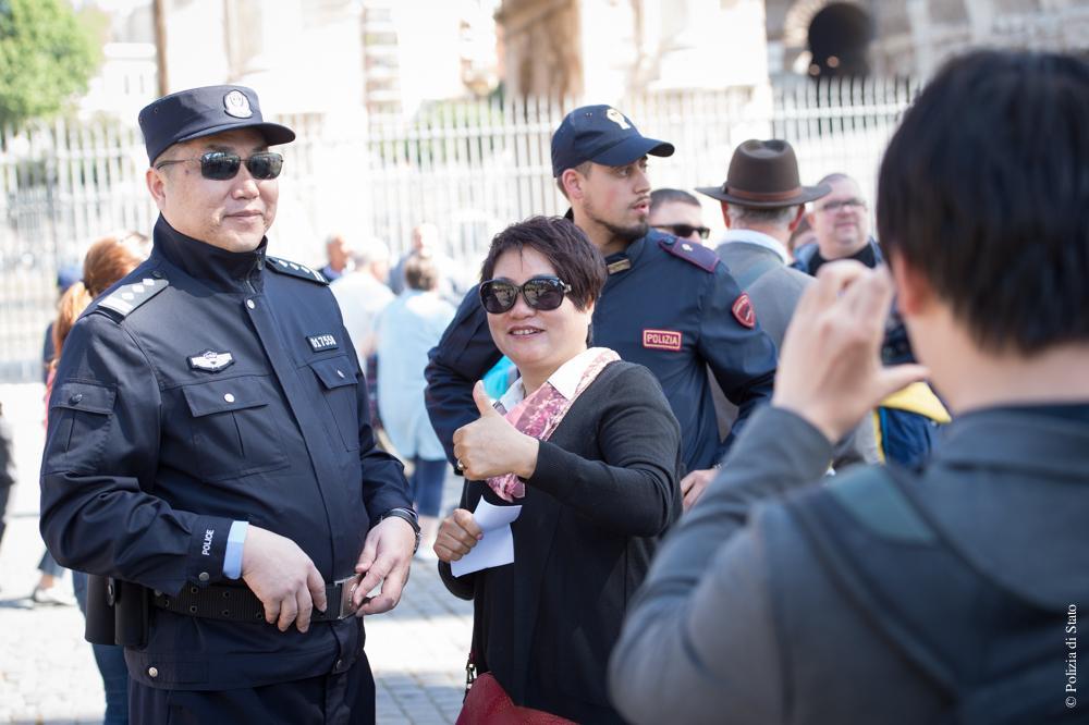 Un poliziotto cinese in servizio a Roma