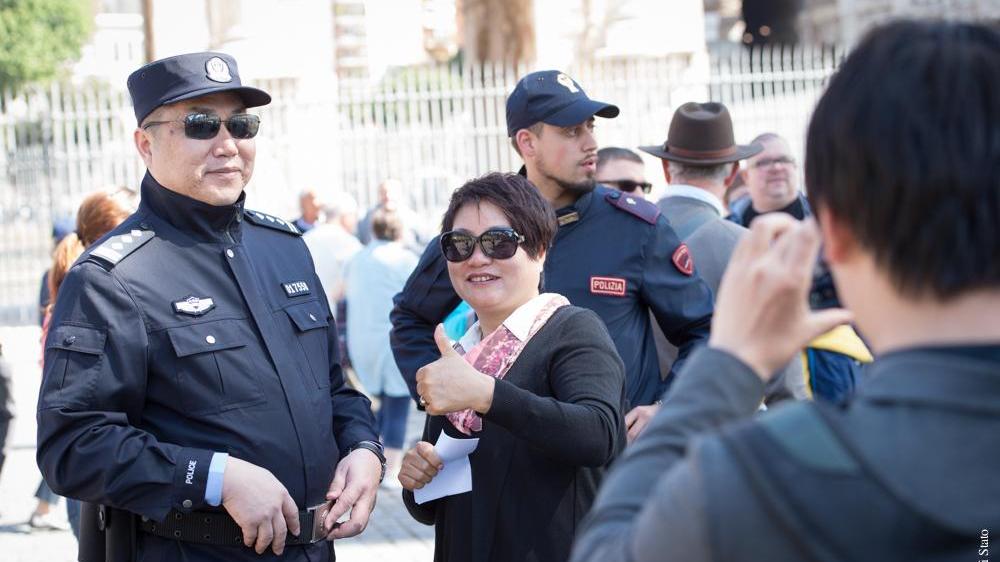Un poliziotto cinese in servizio a Roma