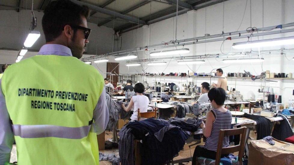 Un controllo in un laboratorio cinese con i tecnici della Regione (foto d’archivio)