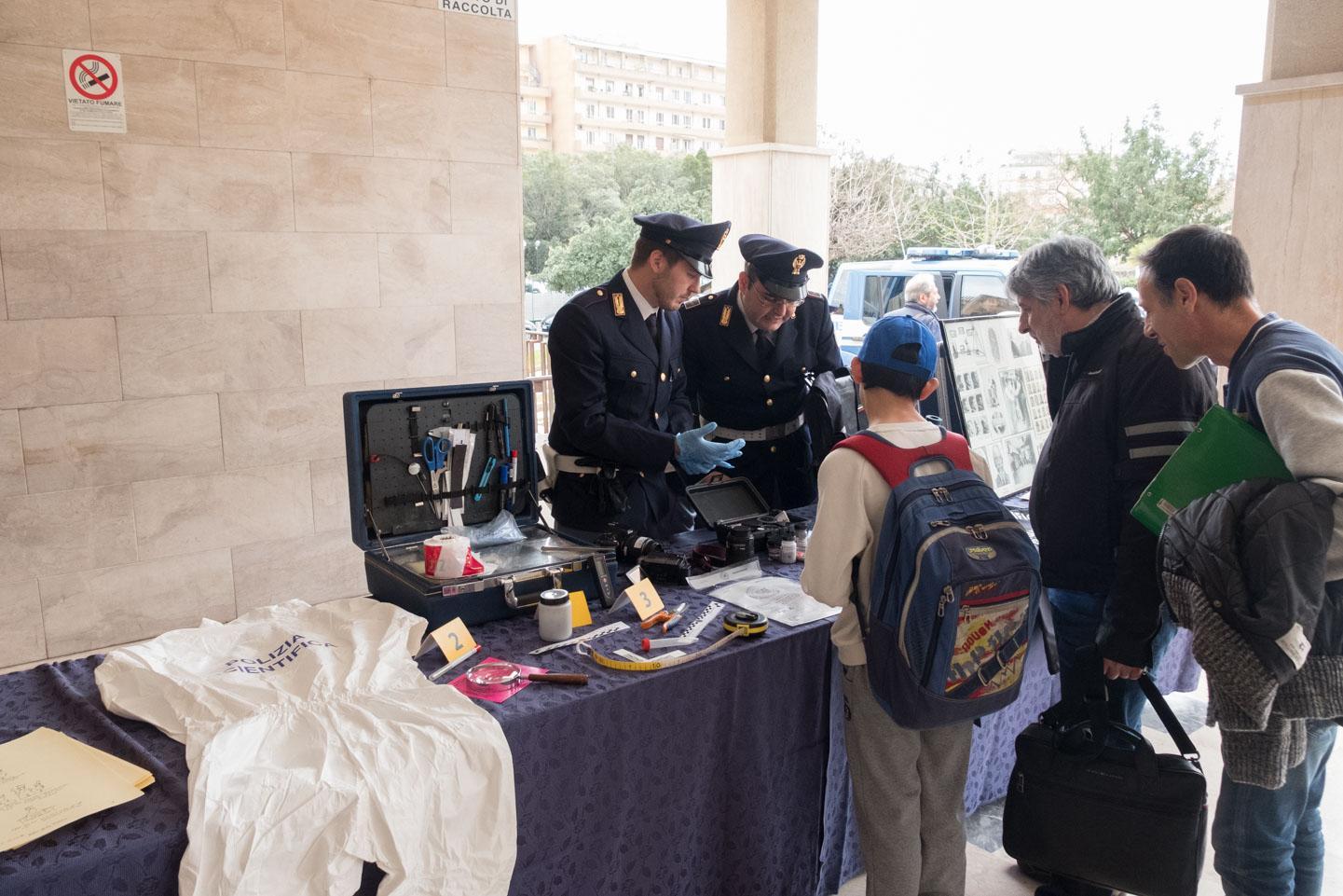 Anche le scuole invitate alla festa della polizia (foto Mario Rosas)