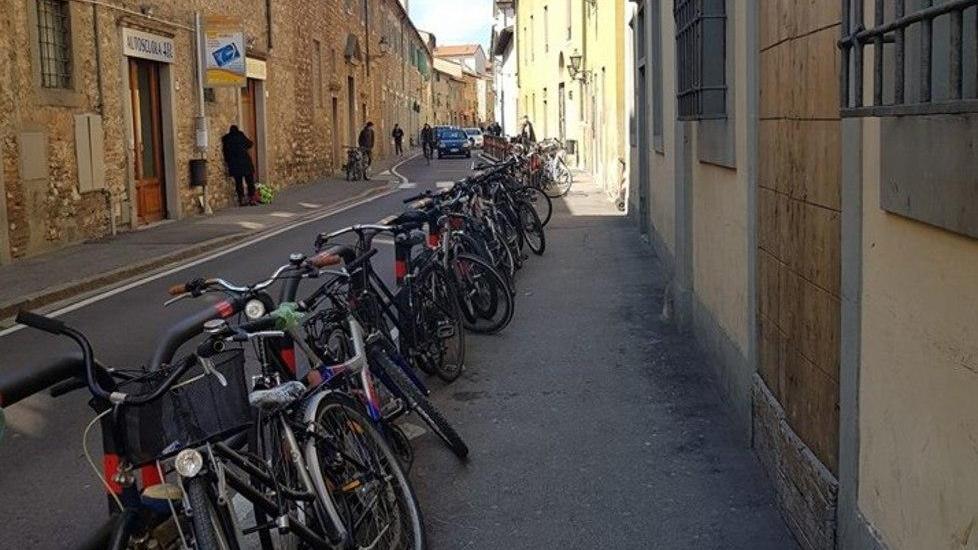 Ladro di bici bloccato dai richiedenti asilo