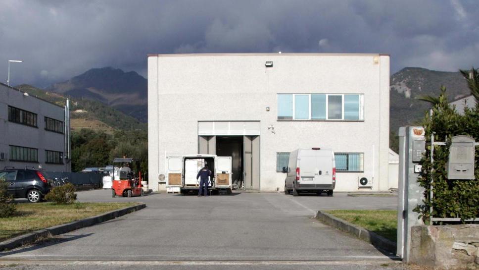 Via all’ampliamento di due ditte a Seravezza