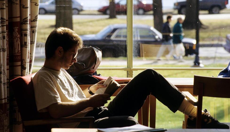 Leggere ovunque: incontri sospesi tra pagine e musica