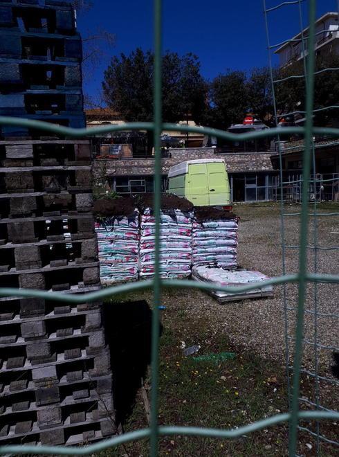Concimi abbandonati cittadini arrabbiati per i cattivi odori 