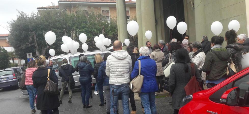 Un piccola folla silenziosa per l’addio della neonata 