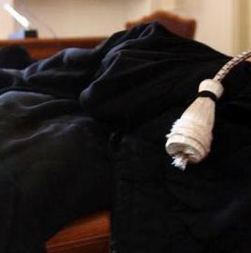 Non voleva pagare la tassa, ambulante aggredì carabiniere