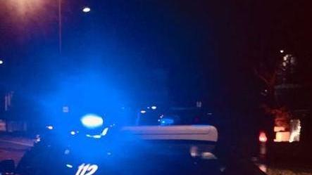Tira bastoni alle auto, i carabinieri lo portano in ospedale