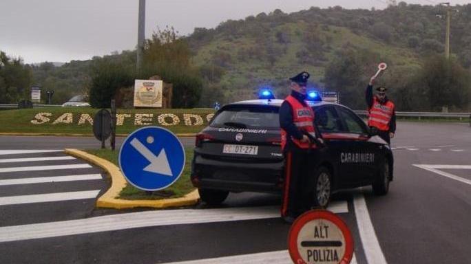 Cade da due metri, muratore in ospedale