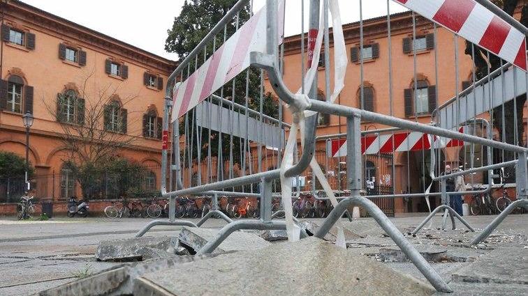 Fontane all’asciutto e statue ingabbiate