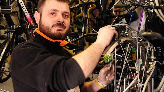 Modena, "La dinamo" di Rosario: La meditazione e l’arte antica della bicicletta