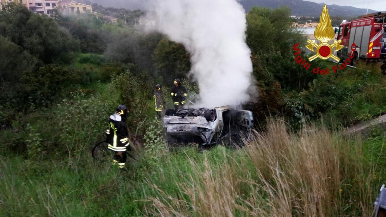L'auto distrutta e abbandonata a Sarroch dopo l'incidente