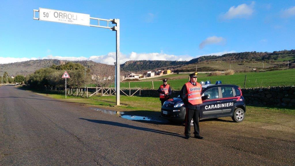 Ubriaco al volante semina il panico fra i passanti, danneggia auto e aggredisce due giovani