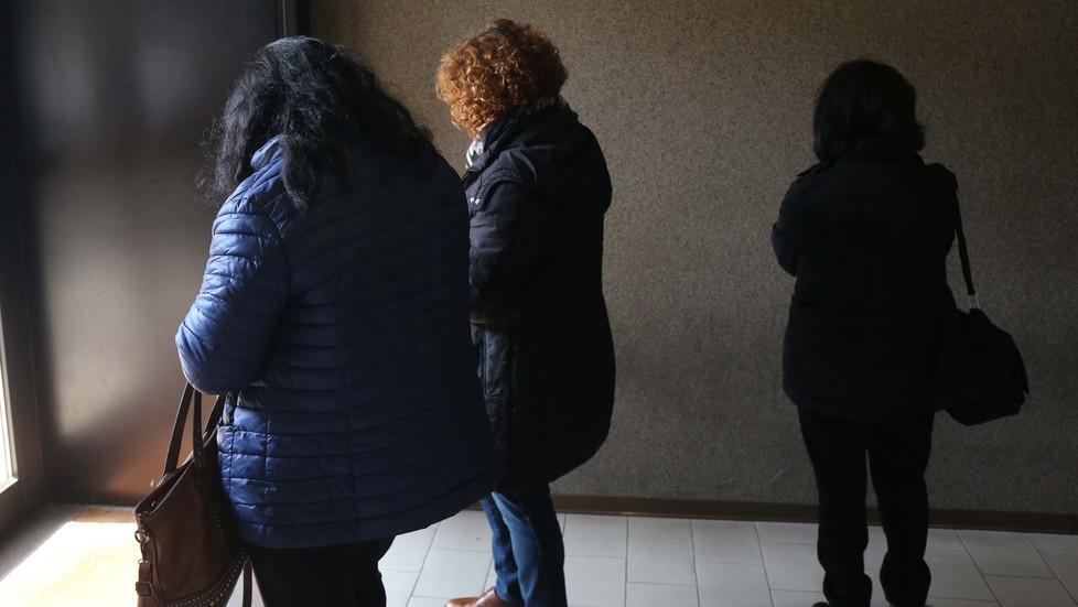 Alcune operatrice sanitarie in attesa in tribunale