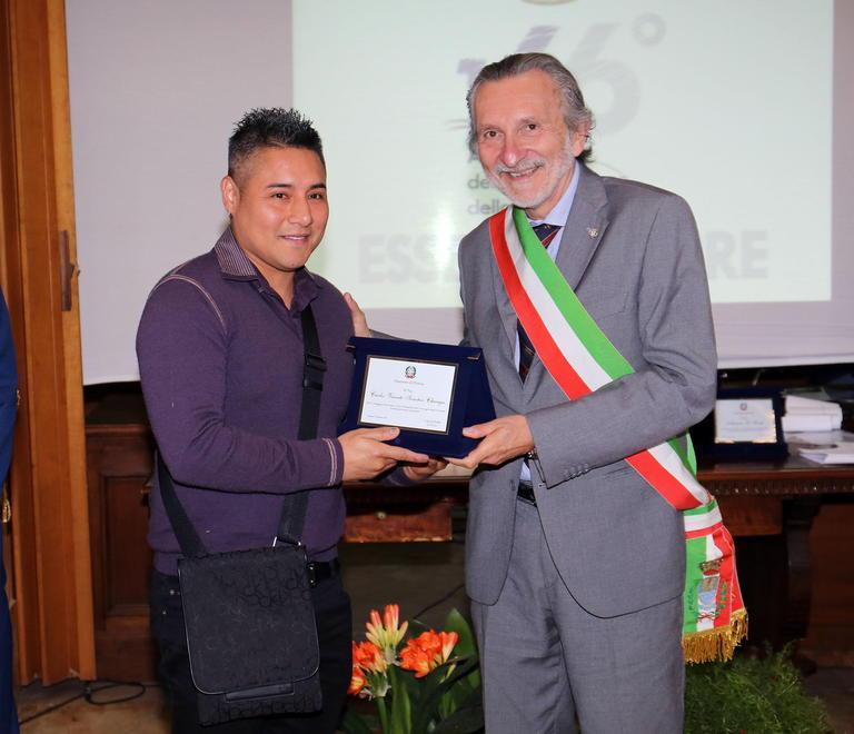 Carlos Vicente Sanchez Chunga, premiatodal sindaco Bellandi (foto Nucci)