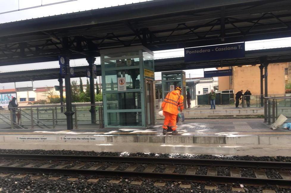 Ferito dal treno in transito mentre attraversa i binari 