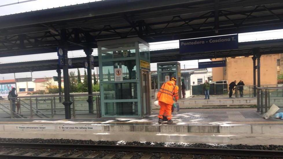 Ferito dal treno in transito mentre attraversa i binari