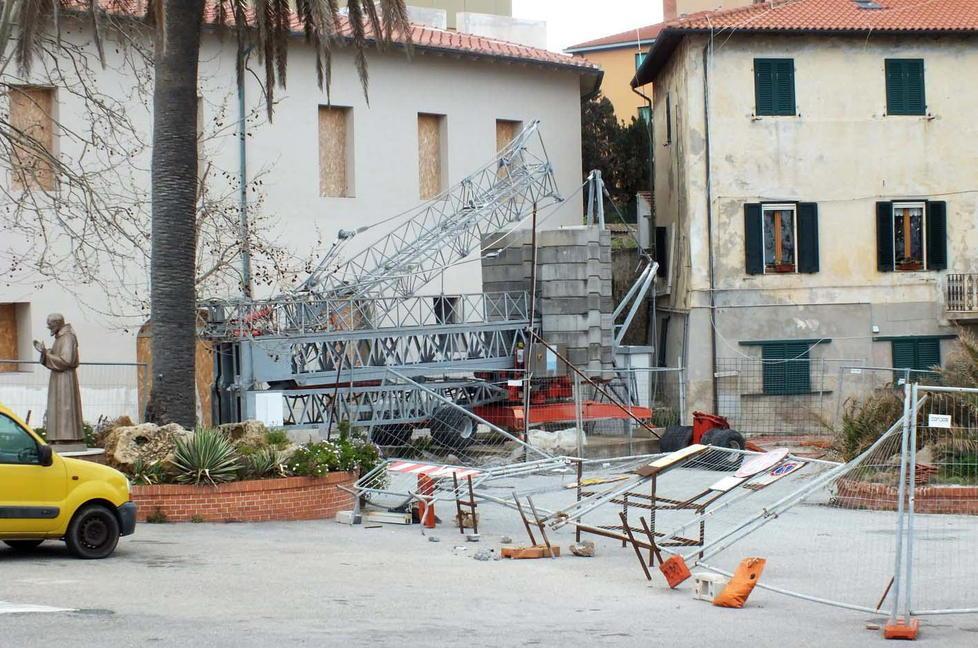 Piazza Manzoni, degrado e il cantiere abbandonato 
