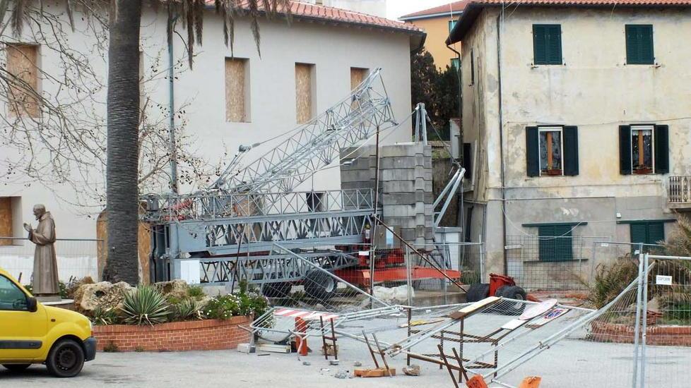 Piazza Manzoni, degrado e il cantiere abbandonato