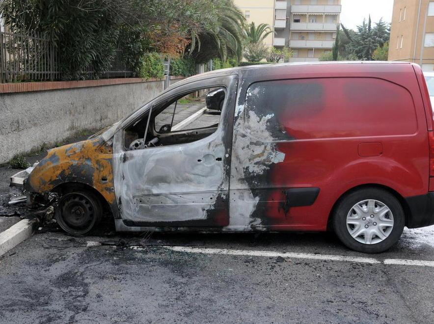 Tre furgoni in fiamme Spunta la pista dolosa