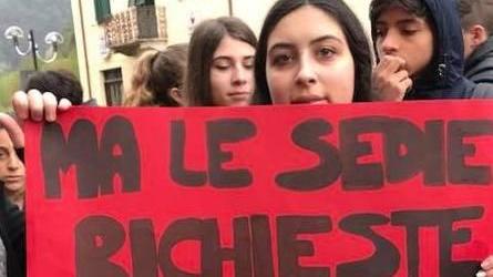 Gite annullate e pioggia nelle aule Il Ferrari protesta