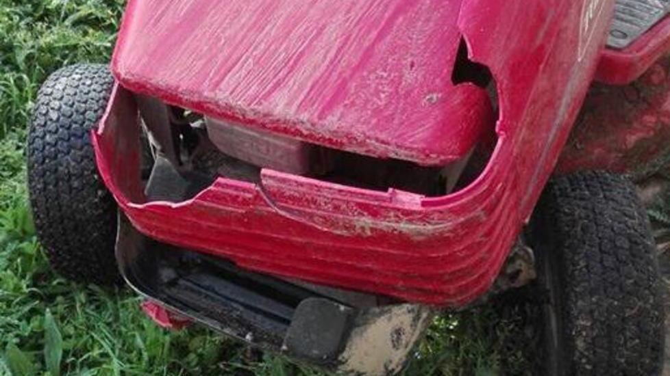 Vandali al campo di calcio, danni e muri imbrattati