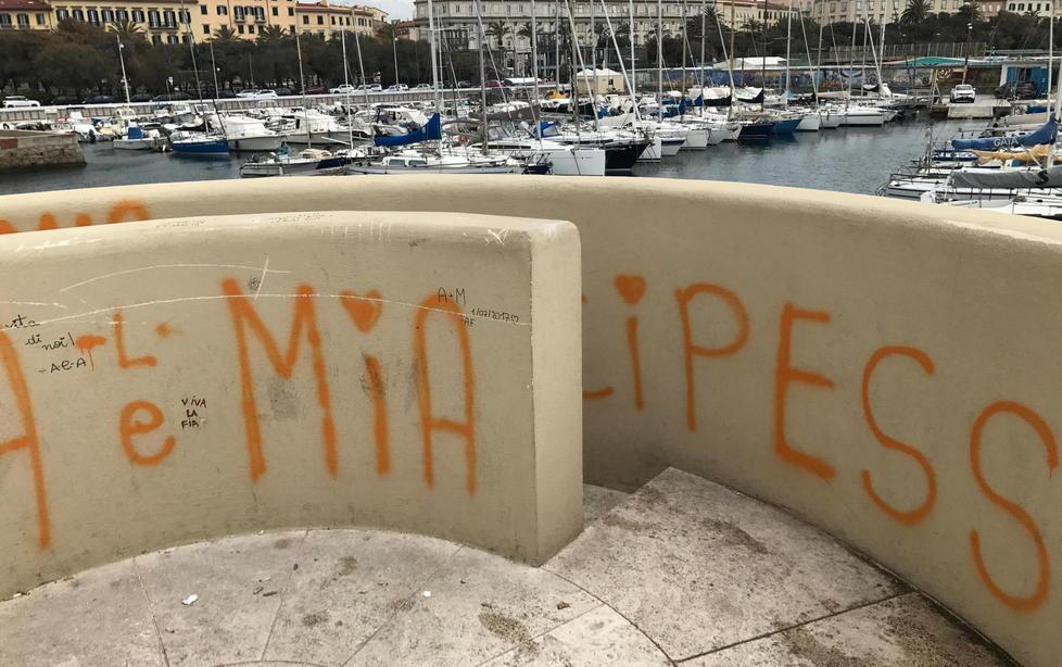 Scoglio della Regina, vandali e degrado: ecco come è ridotto 