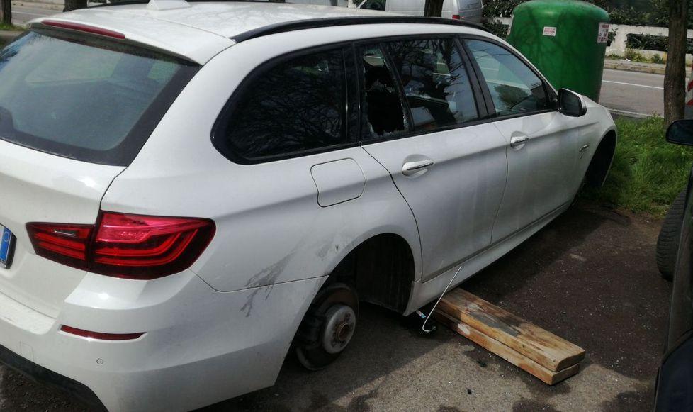 Bmw spogliata di pneumatici e volante