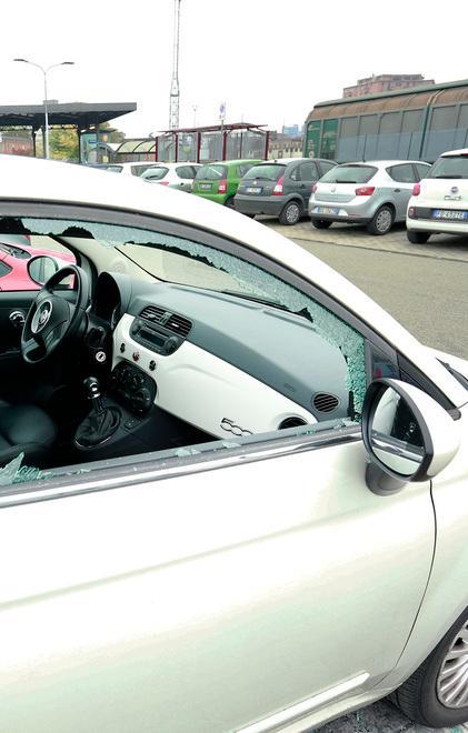 Rompono il vetro a cinque auto 