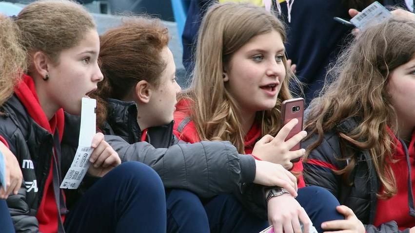 Migliaia di bambini in gradinata per far sventolare il tricolore