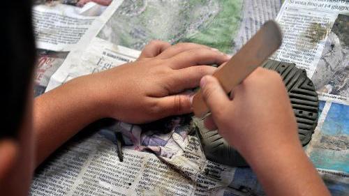 Bambini intenti a lavorare l'argilla