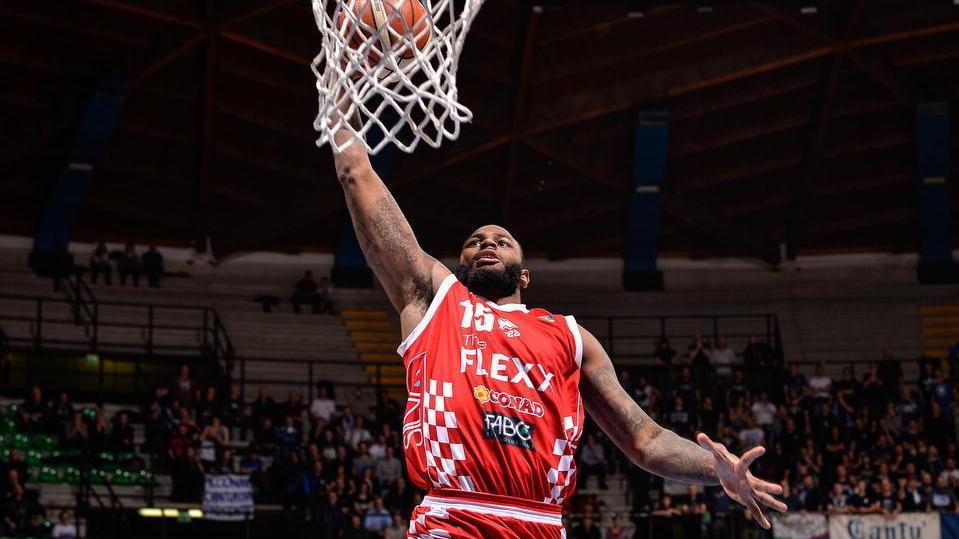 Jaylen Bond a canestro