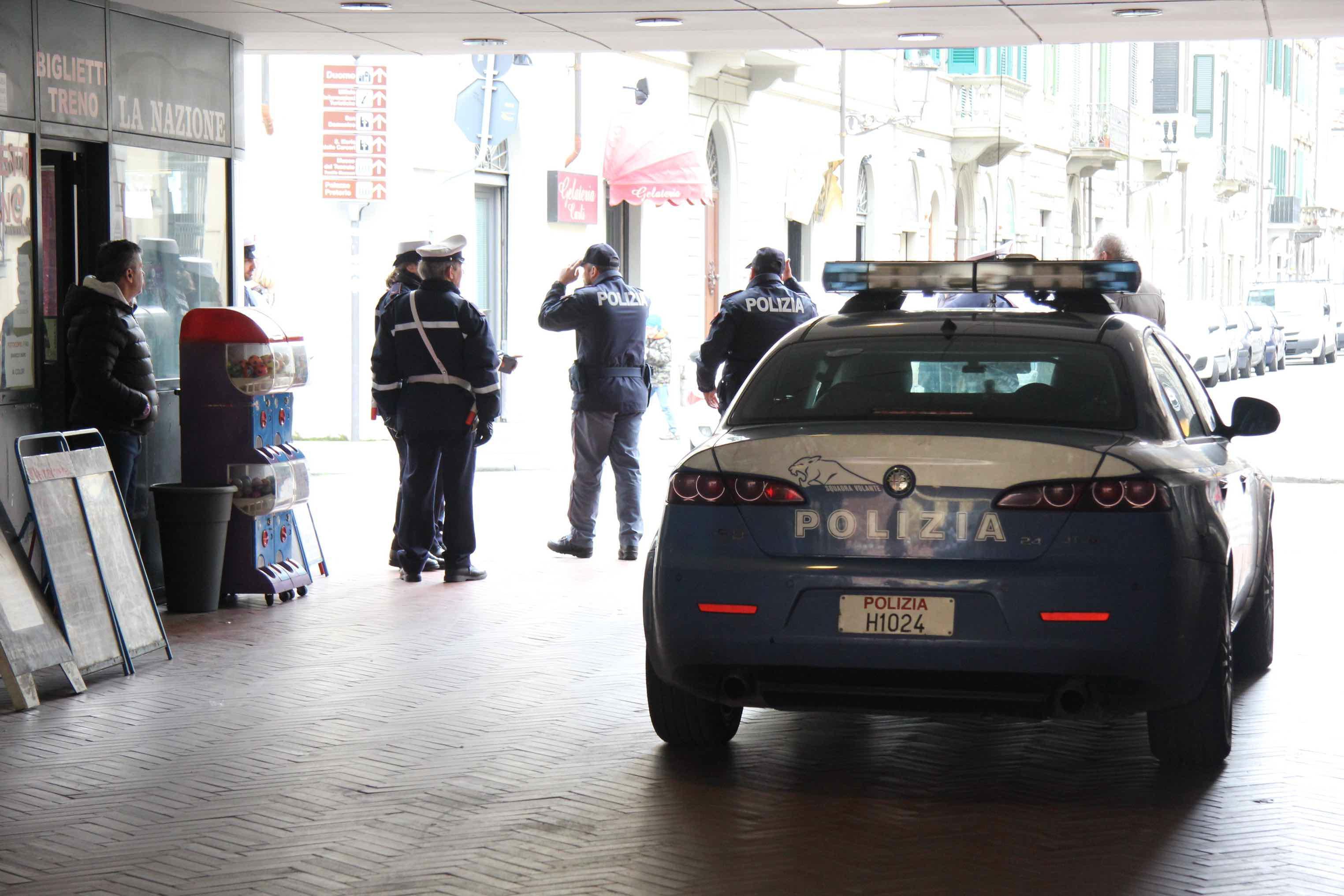 Una volante della polizia alla stazione del Serraglio (foto d'archivio)