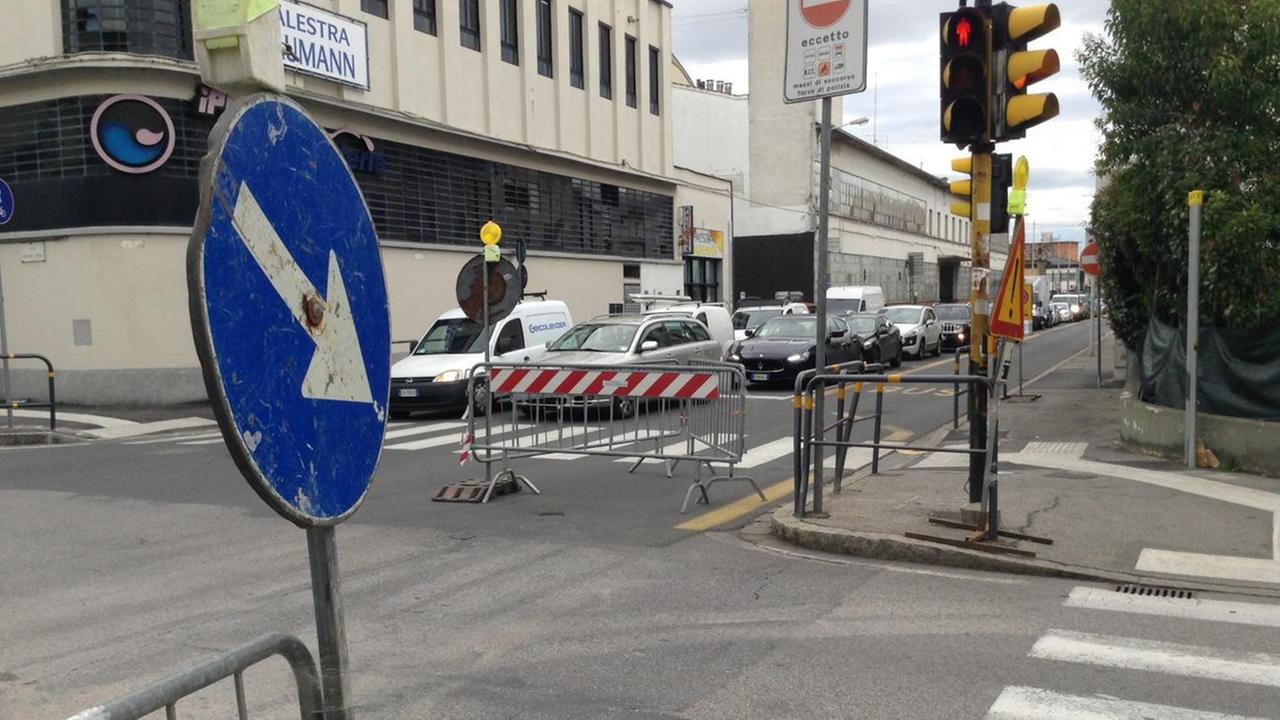 Un semaforo in via Valentini (foto d'archivio)