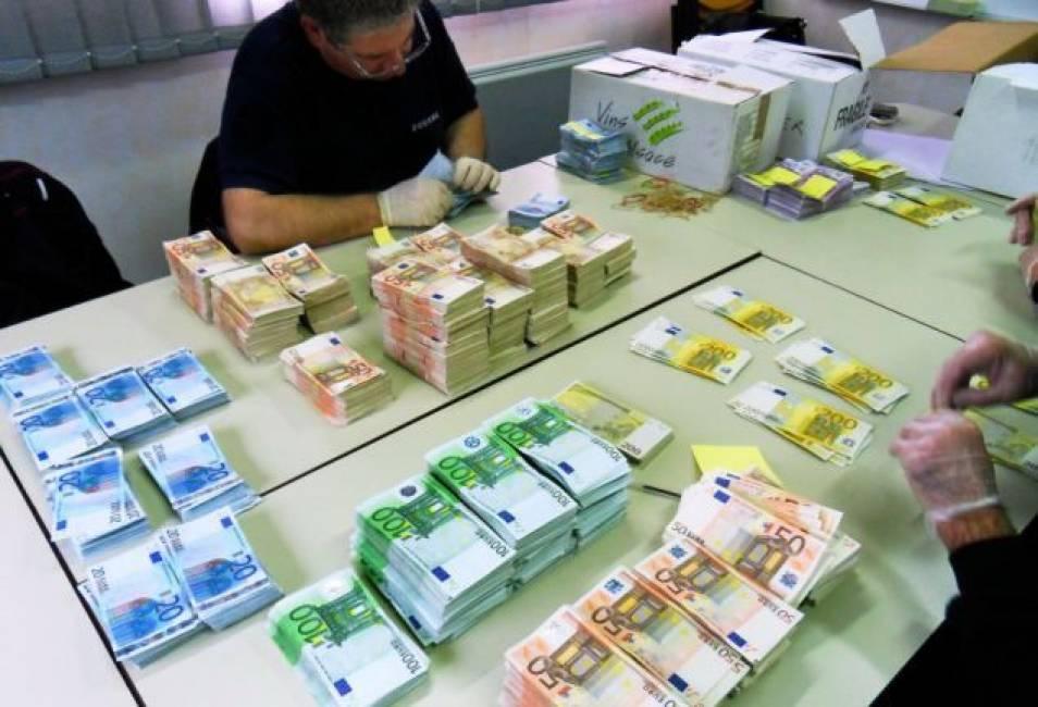 Contanti sequestrati in un money transfer (archivio)