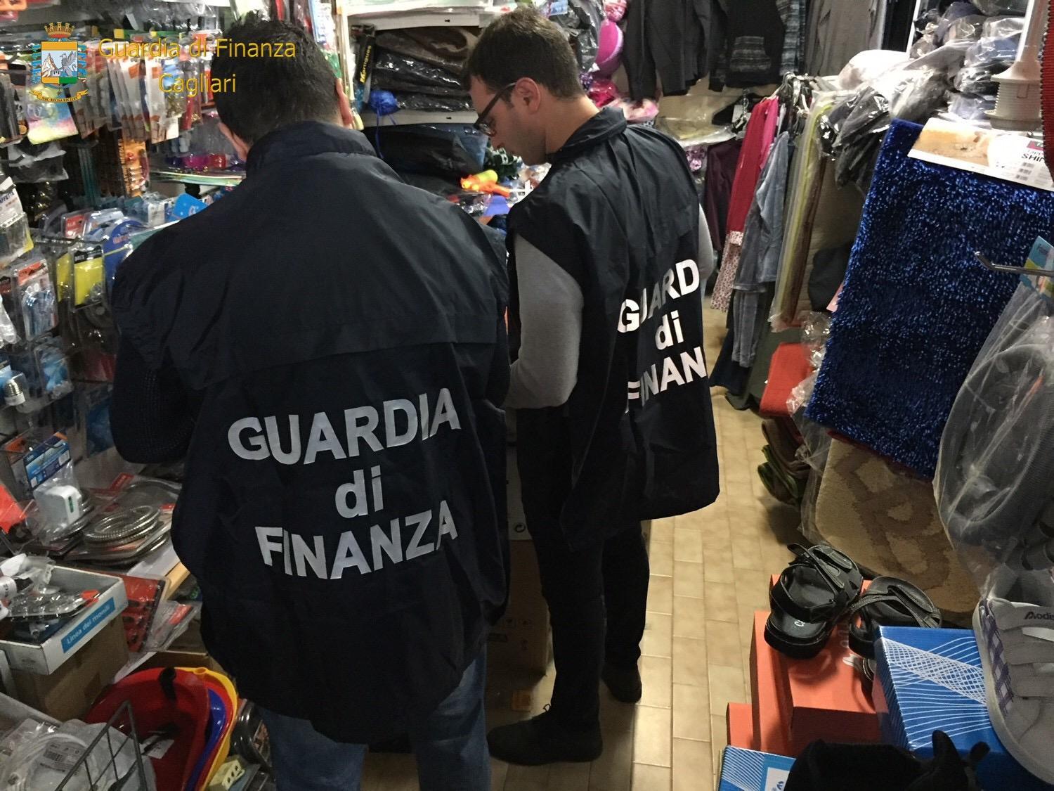 Cagliari, sequestrati settemila articoli in due negozi gestiti da cinesi 