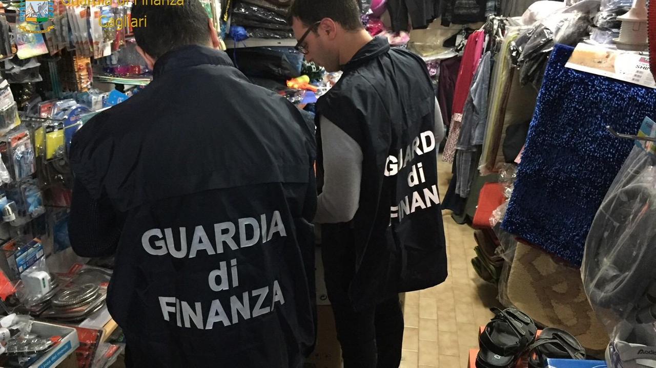 Cagliari, sequestrati settemila articoli in due negozi gestiti da cinesi 