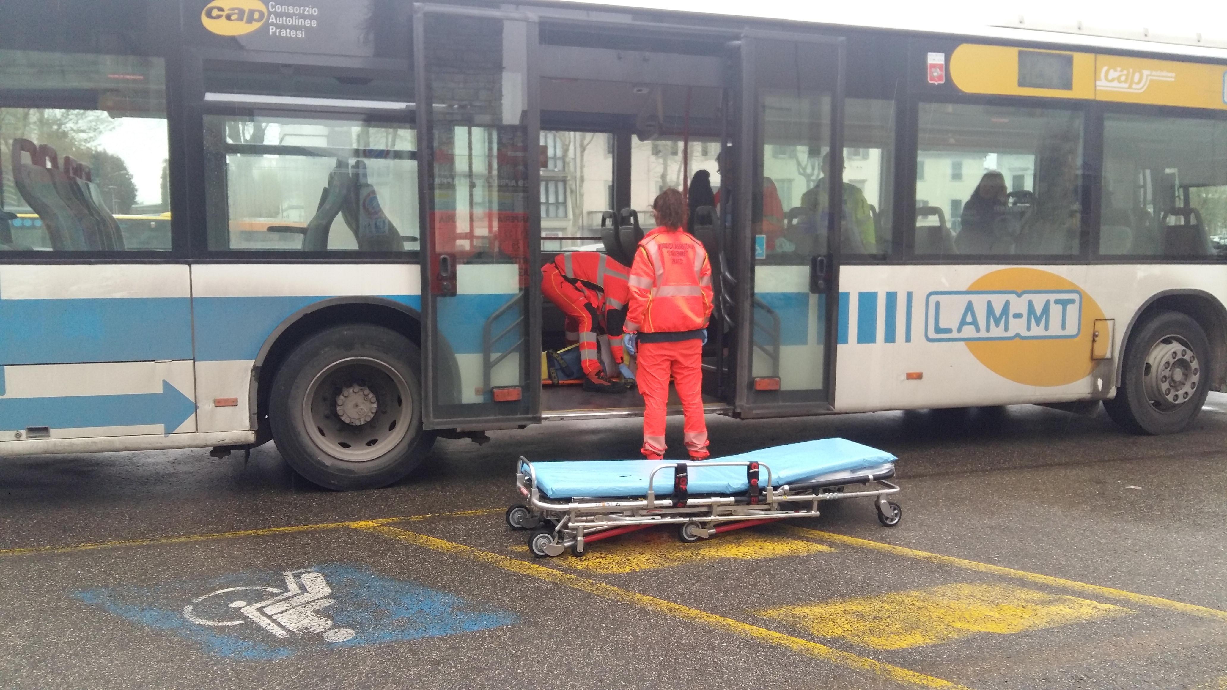 I soccorsi alla donna caduta all'interno del bus