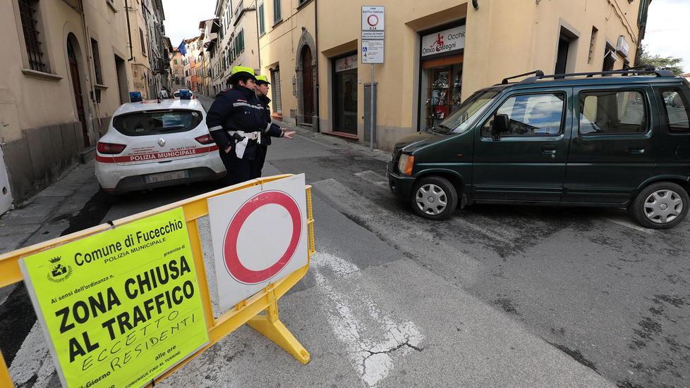 Un varco della Ztl nei primi giorni di attivazione con la presenza dei vigili urbani